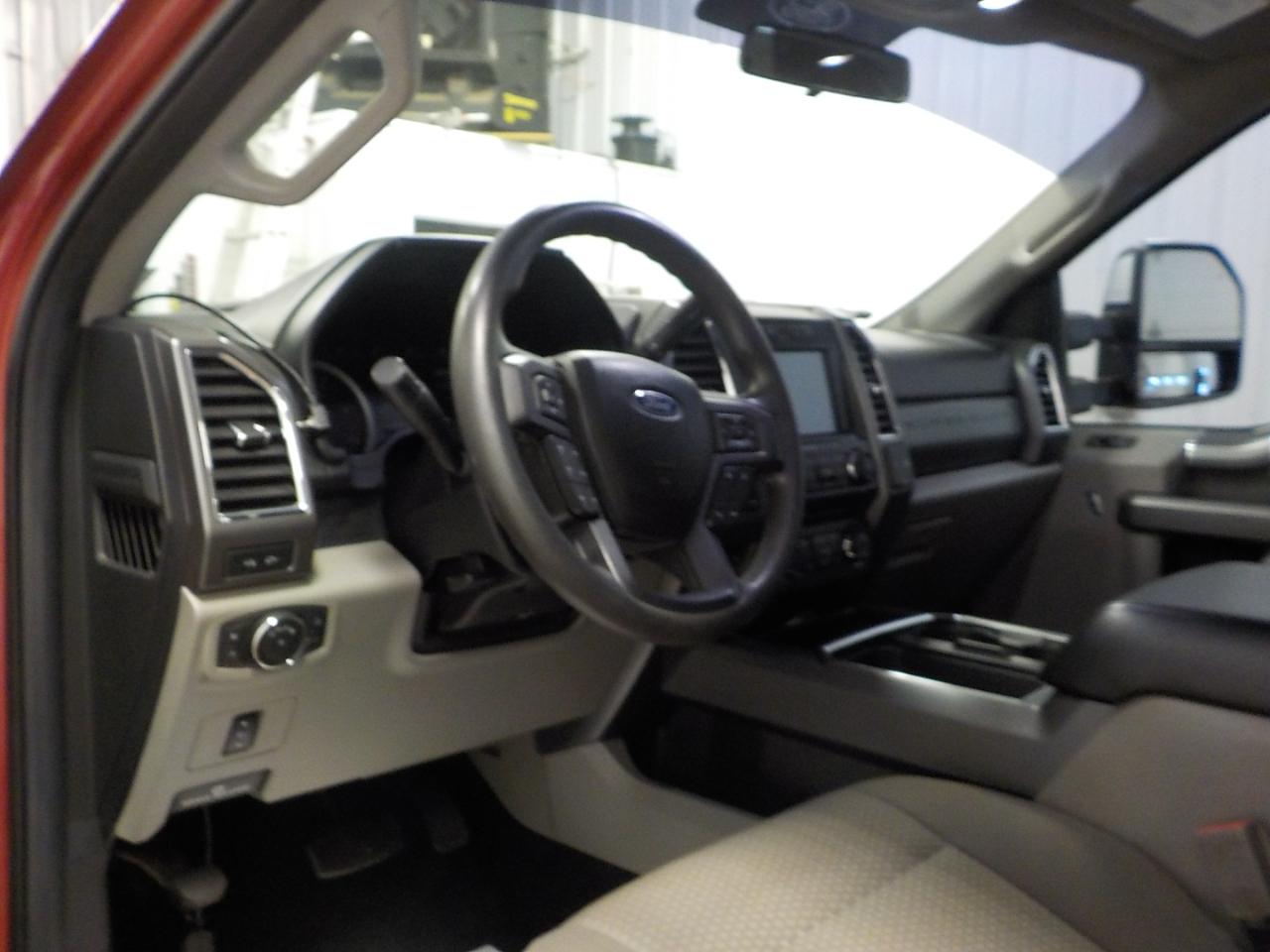 Ford Super Duty F-350 SRW XLT 4WD Crew Cab 6.75' Box 2018