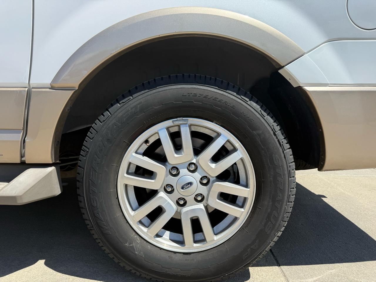 Ford Expedition 4WD 4dr XLT 2012