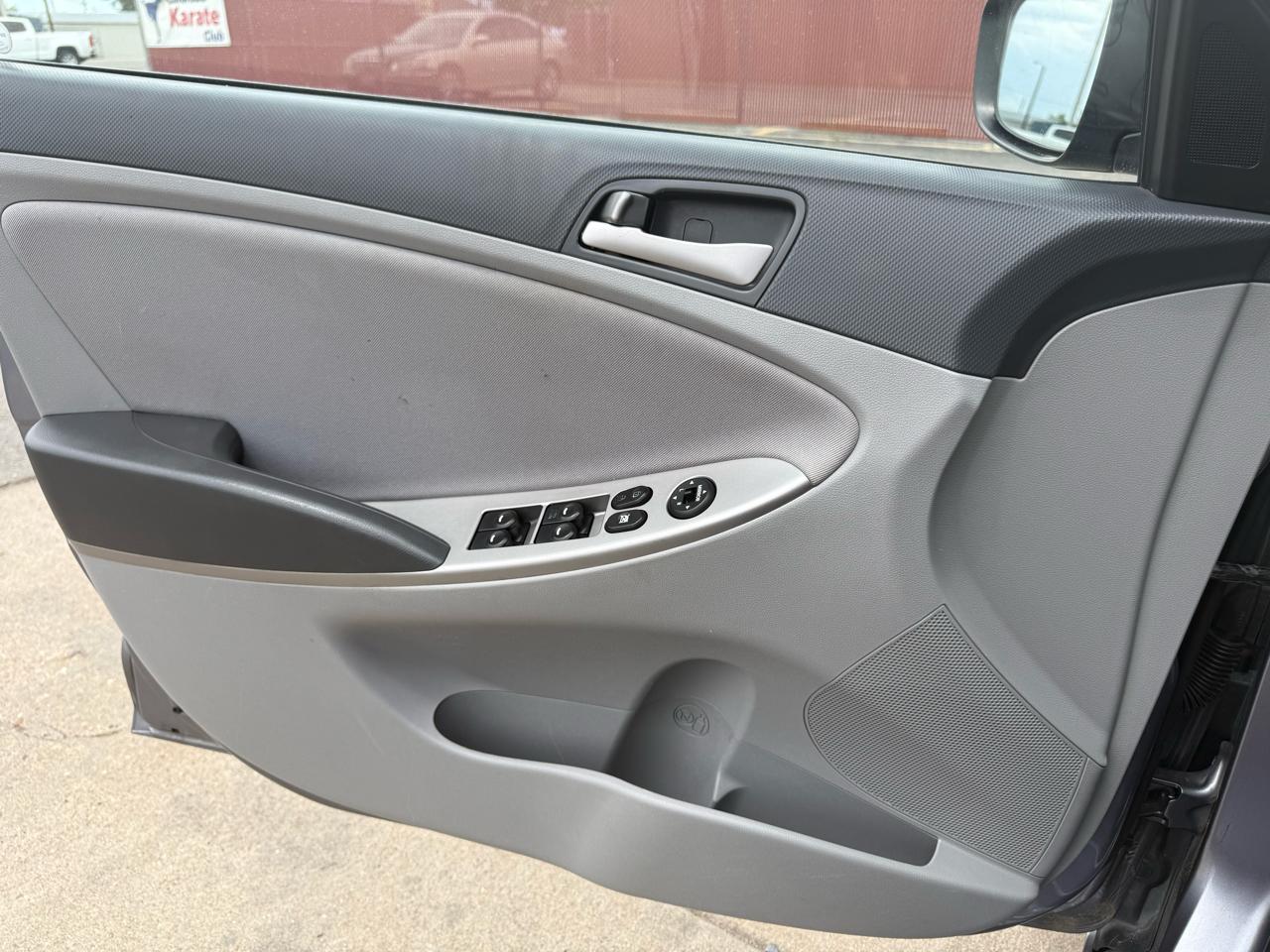Hyundai Accent SE 4-Door 6A 2016
