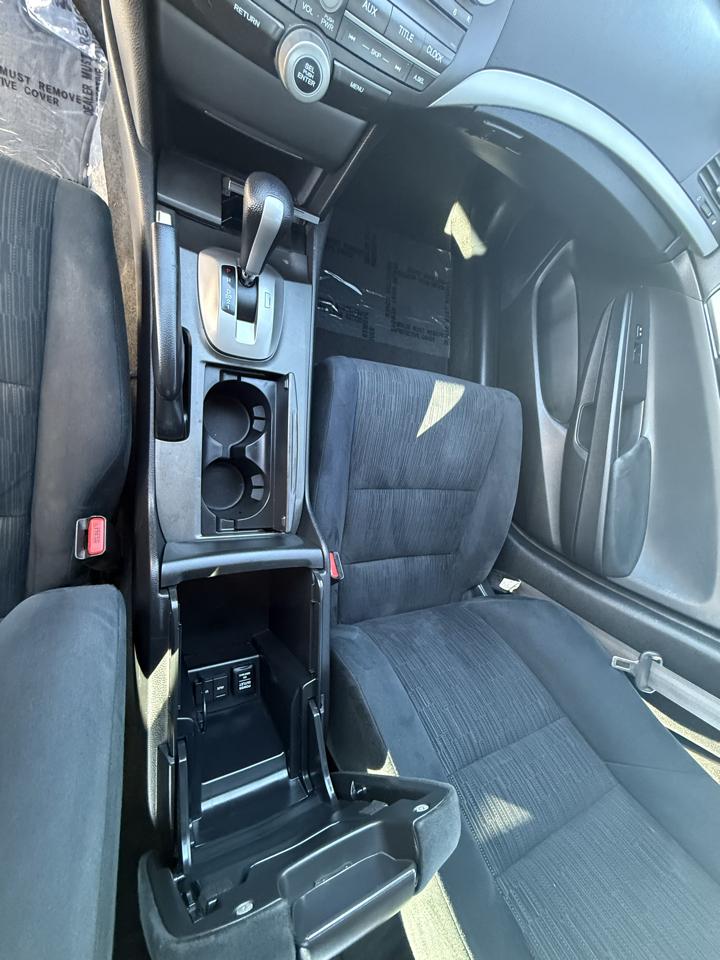 Honda Accord LX sedan AT 2012