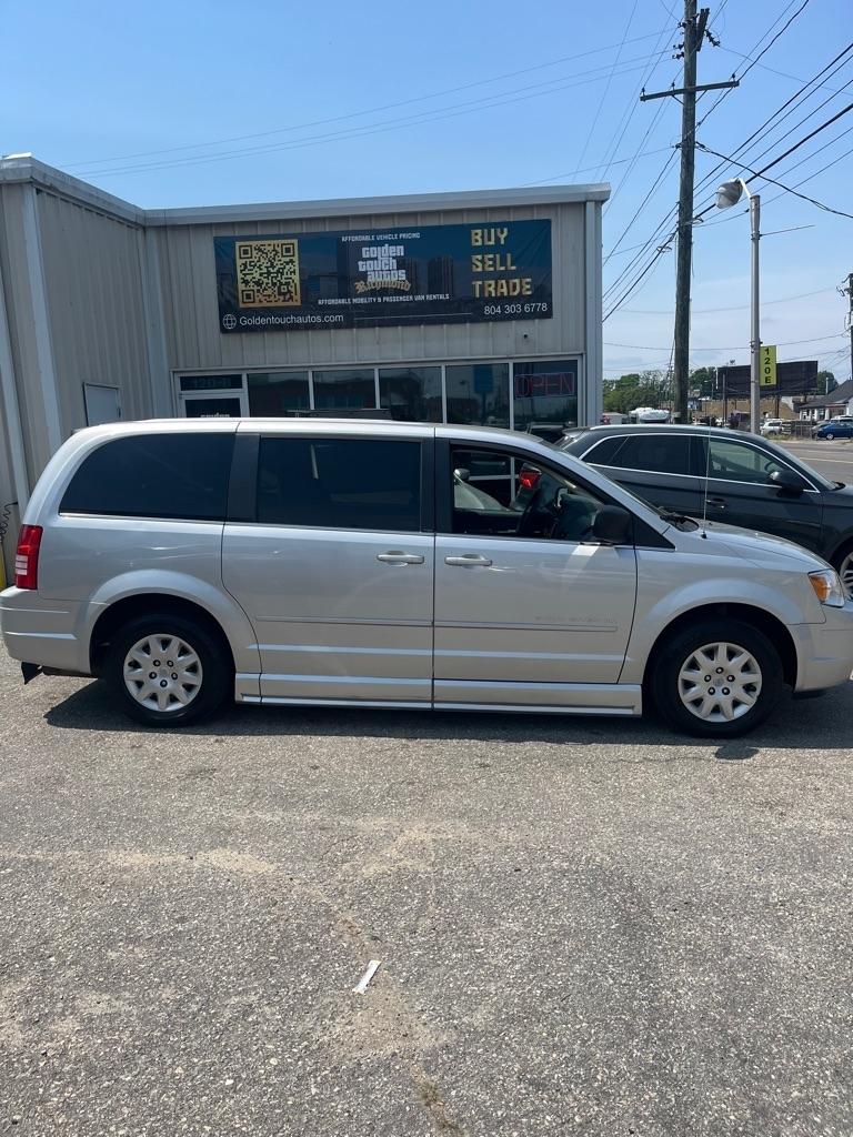 Chrysler Town & Country LX 2010