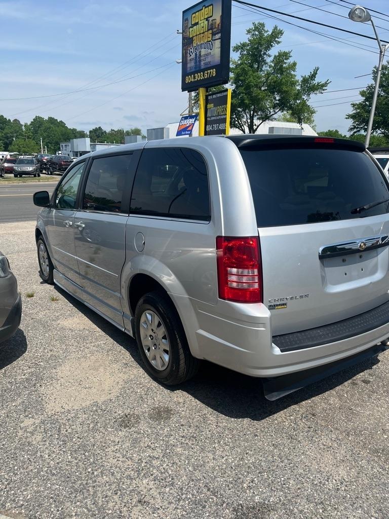 Chrysler Town & Country LX 2010