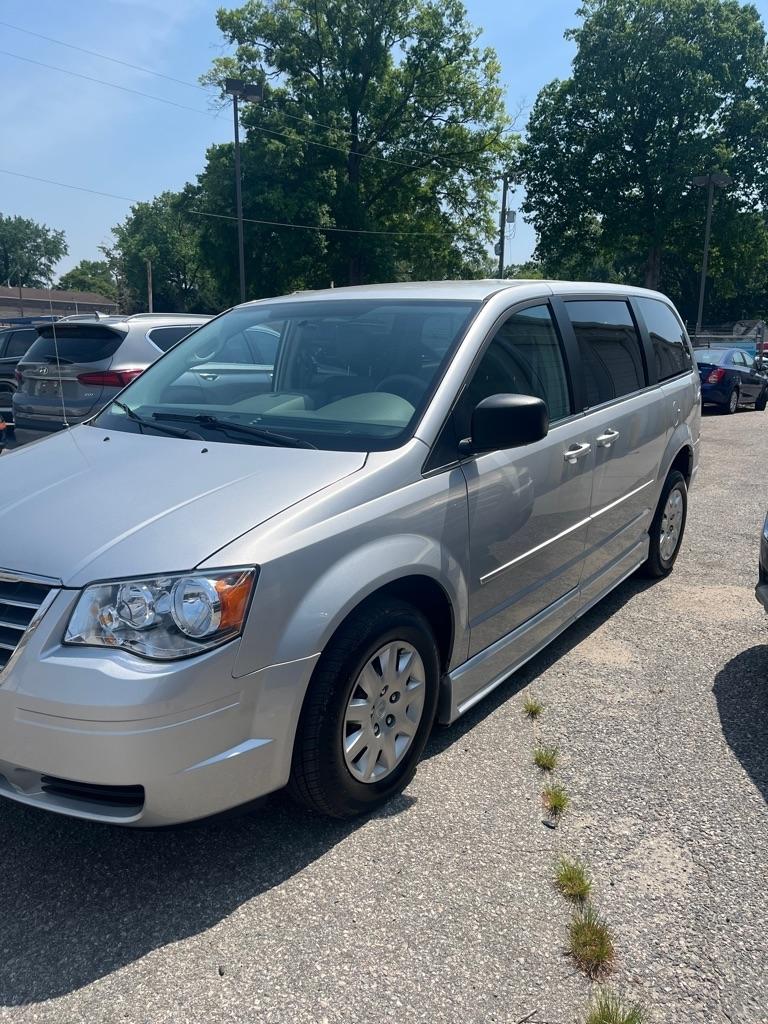Chrysler Town & Country LX 2010