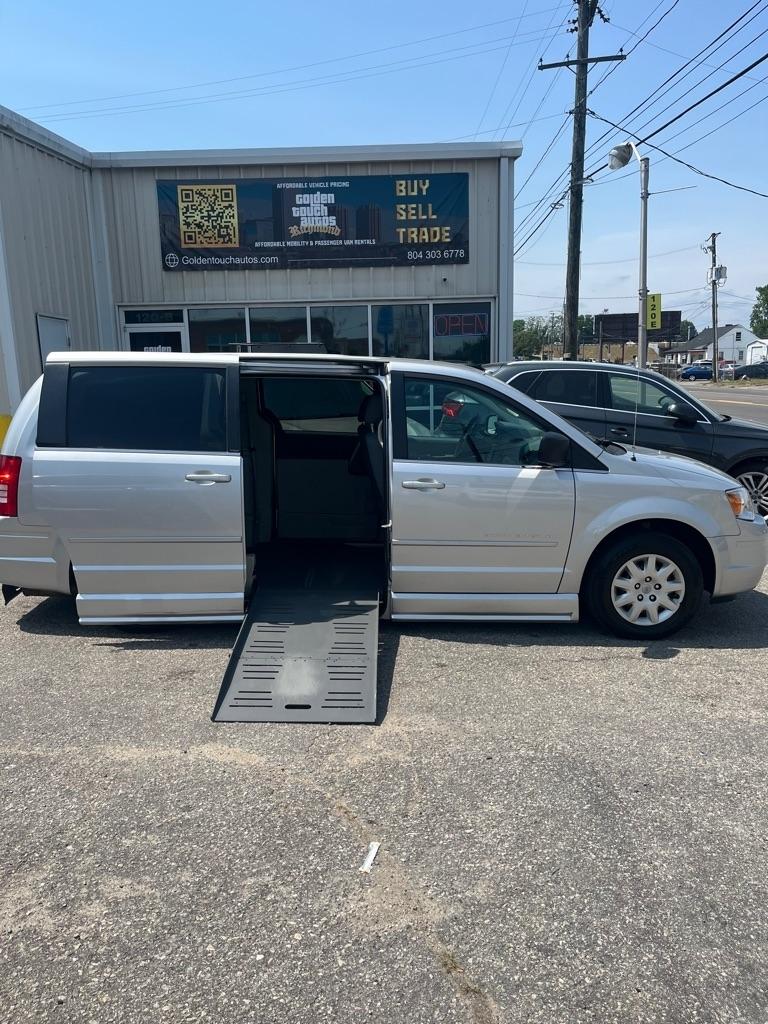 Chrysler Town & Country LX 2010