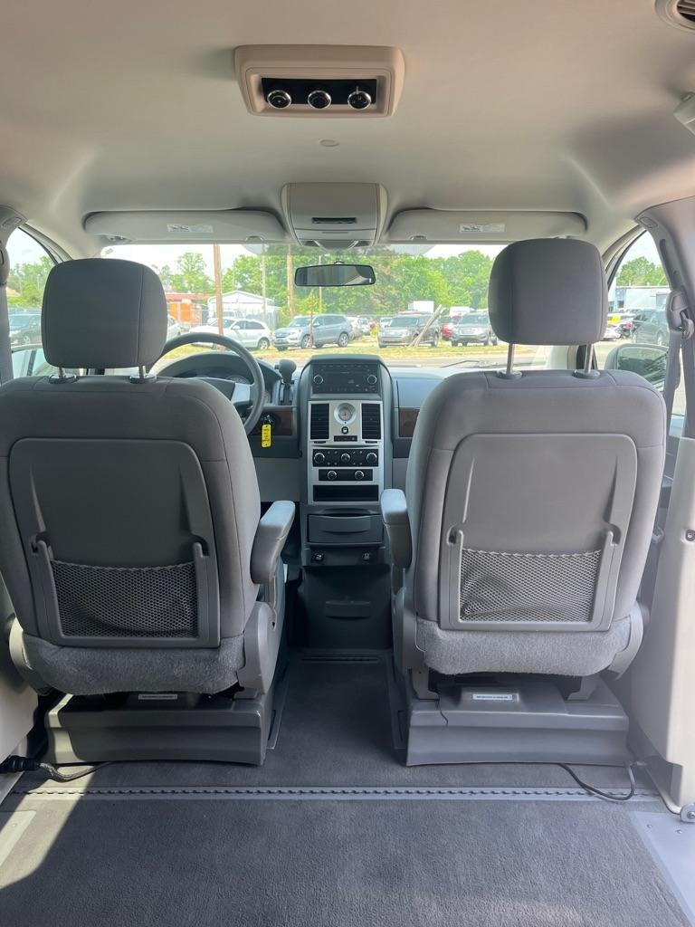 Chrysler Town & Country LX 2010