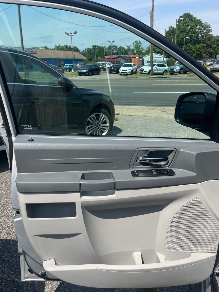 Chrysler Town & Country LX 2010