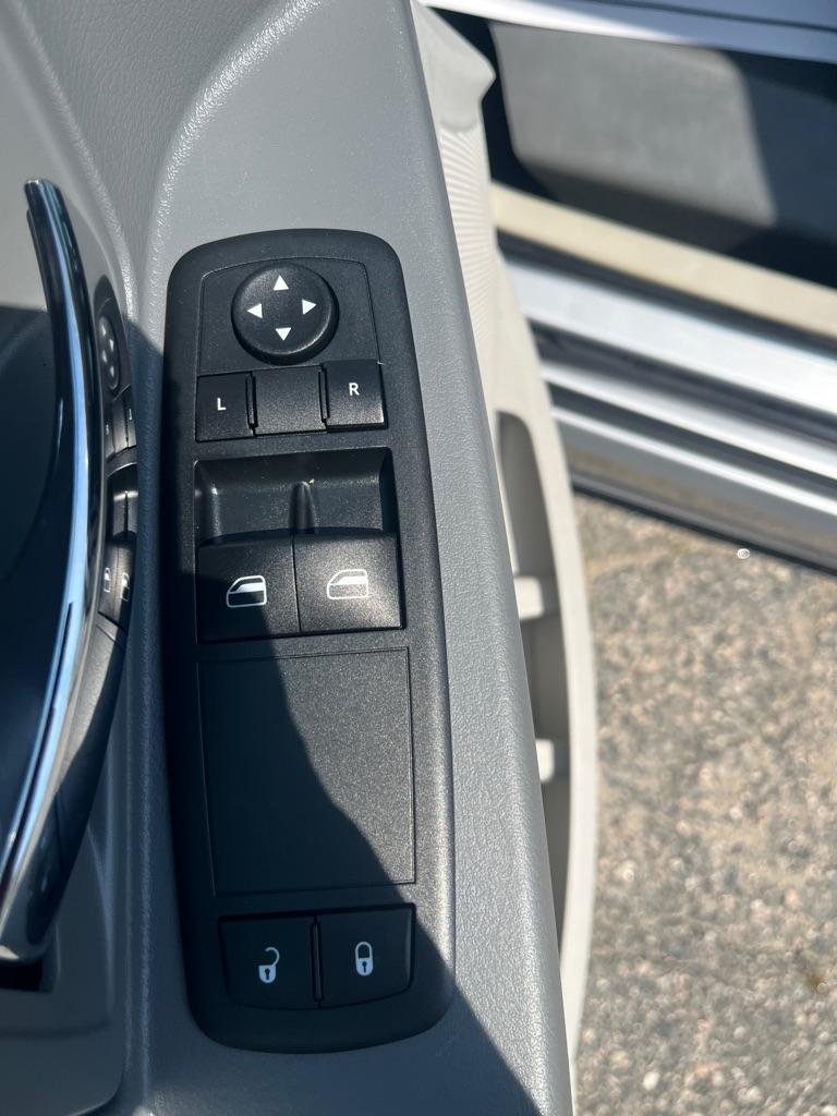 Chrysler Town & Country LX 2010