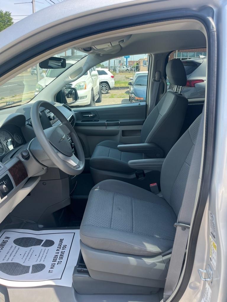 Chrysler Town & Country LX 2010