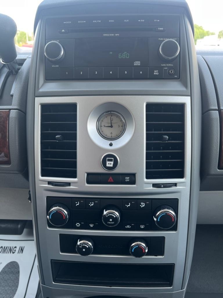 Chrysler Town & Country LX 2010