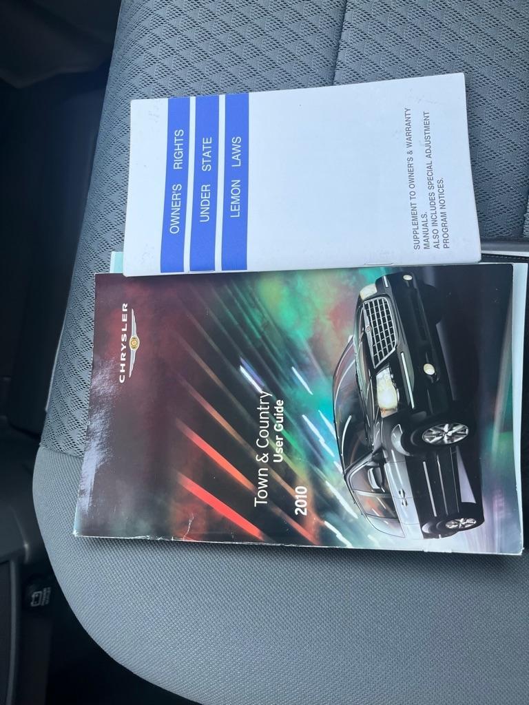 Chrysler Town & Country LX 2010
