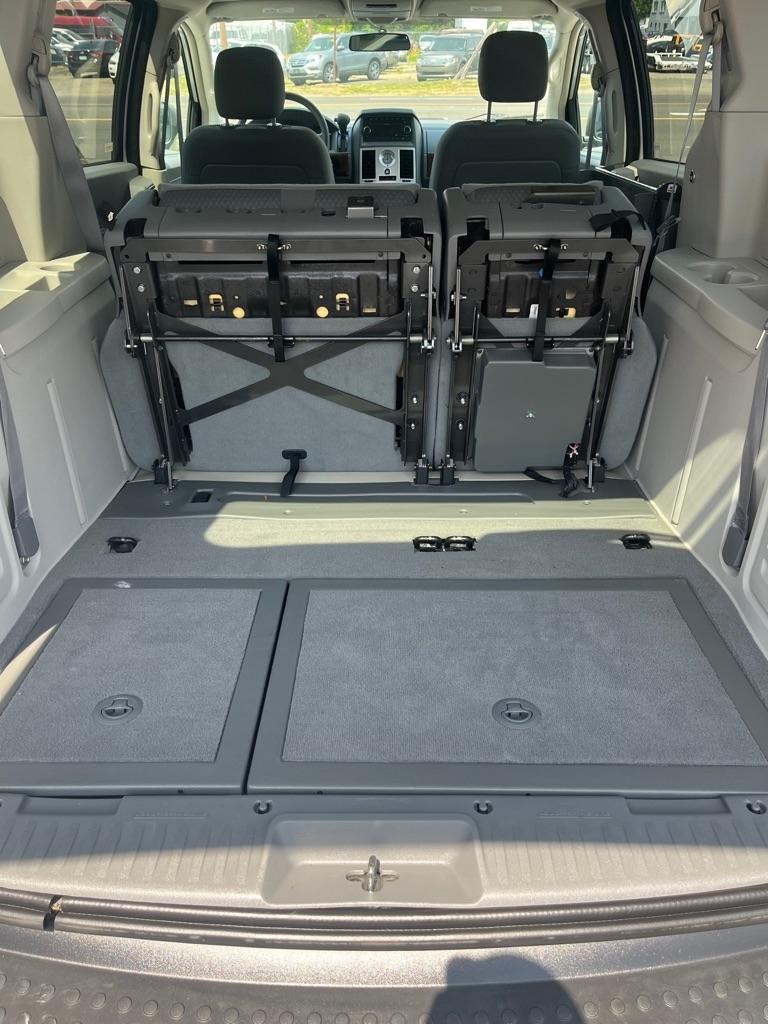 Chrysler Town & Country LX 2010