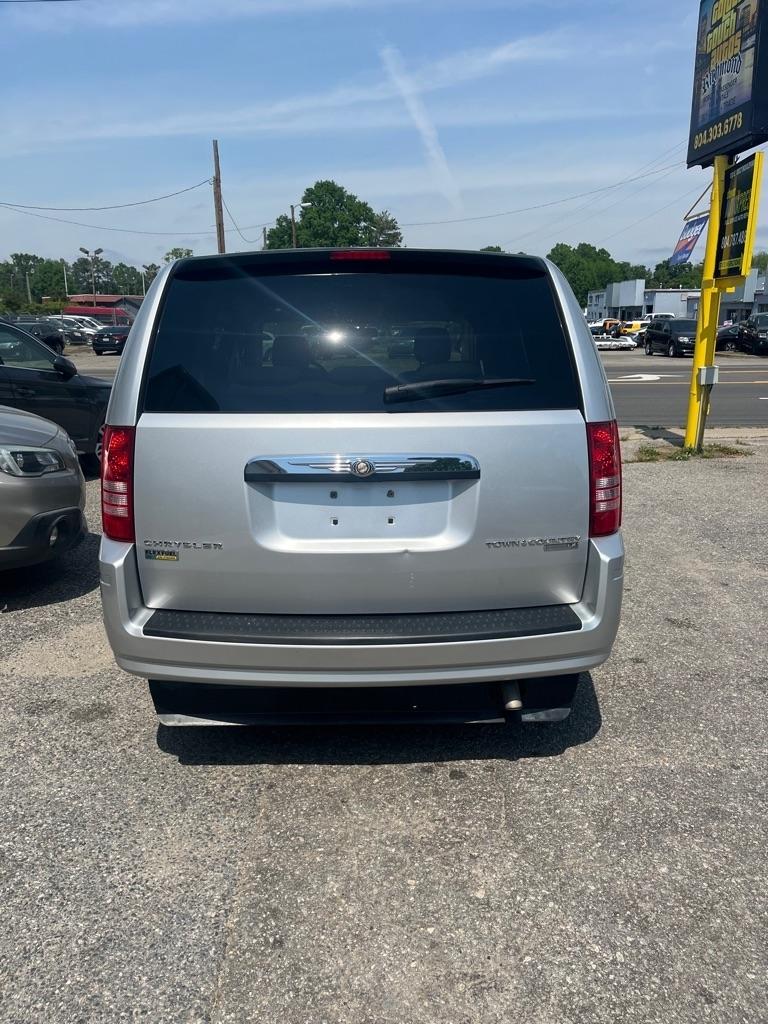 Chrysler Town & Country LX 2010