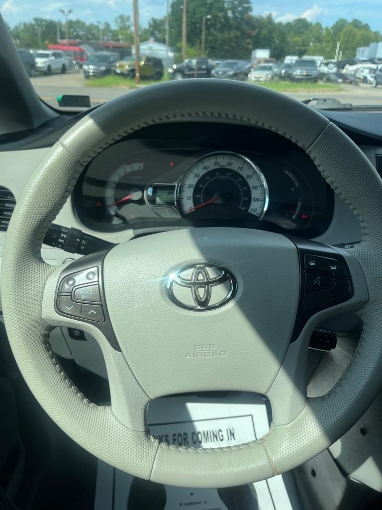 Toyota Sienna FWD 7-Passenger V6 2012