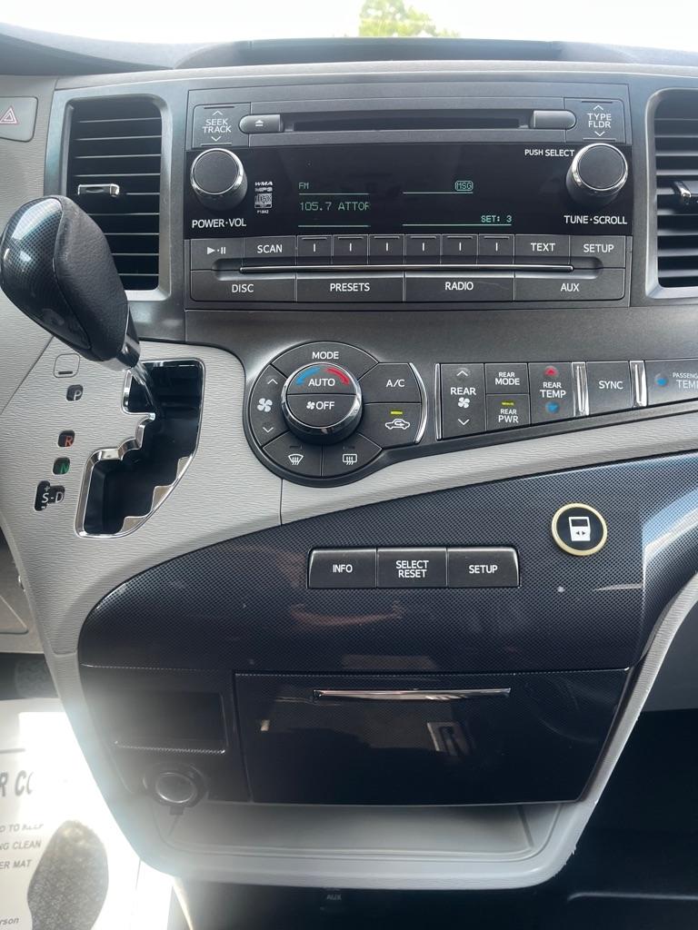 Toyota Sienna FWD 7-Passenger V6 2012