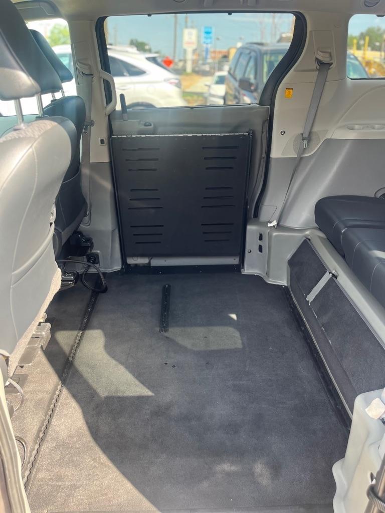 Toyota Sienna FWD 7-Passenger V6 2012