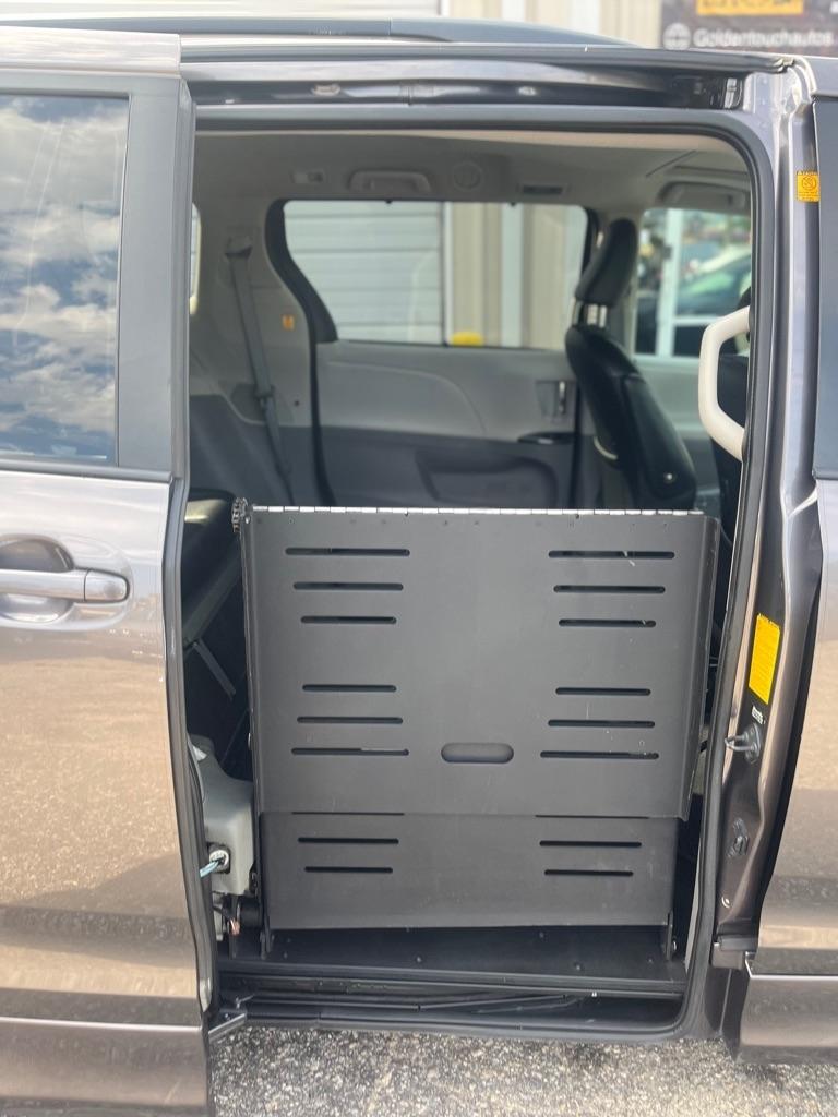 Toyota Sienna FWD 7-Passenger V6 2012