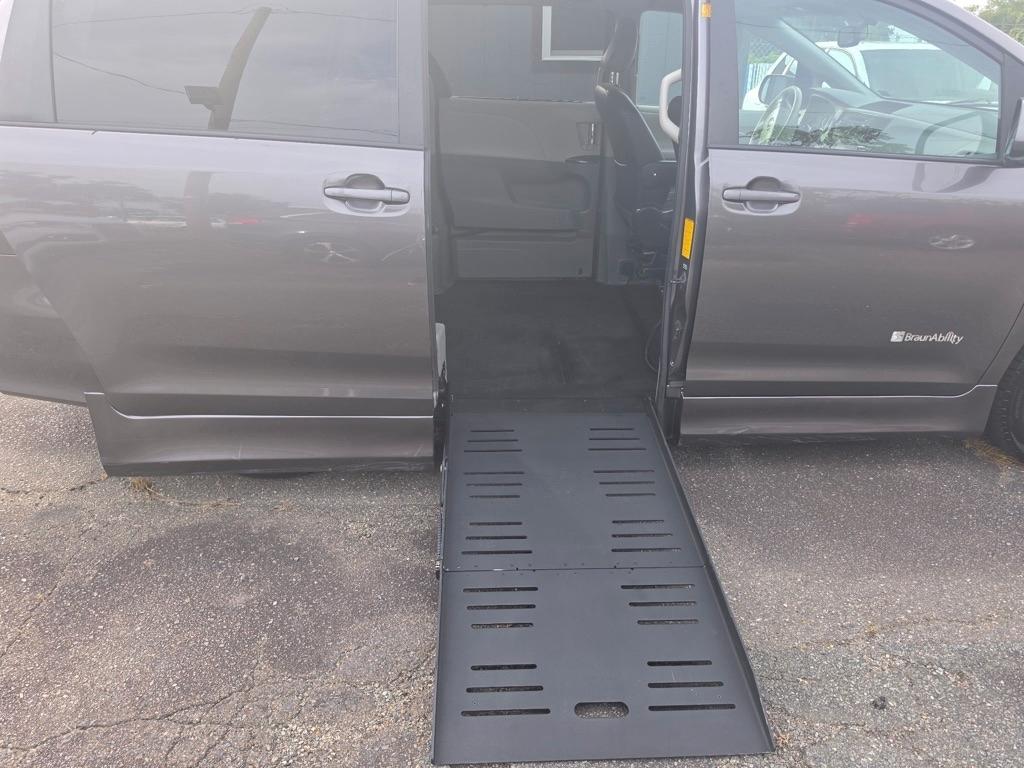 Toyota Sienna FWD 7-Passenger V6 2012