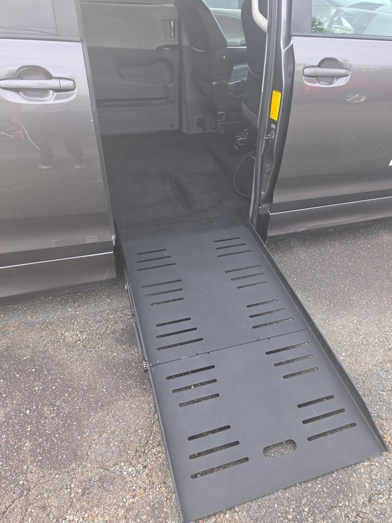 Toyota Sienna FWD 7-Passenger V6 2012