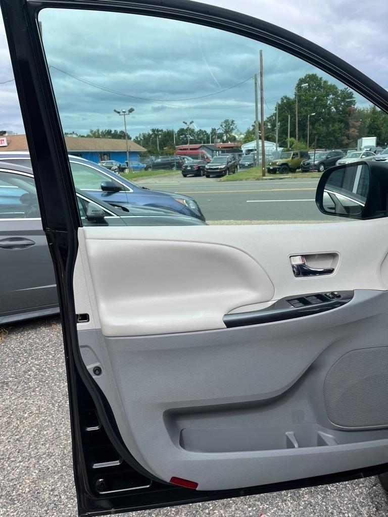 Toyota Sienna FWD 7-Passenger V6 2012