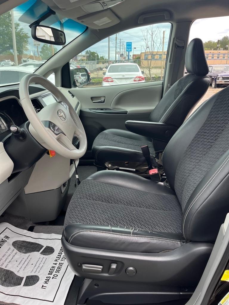 Toyota Sienna FWD 7-Passenger V6 2012