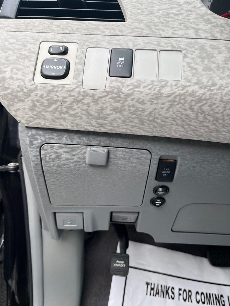 Toyota Sienna FWD 7-Passenger V6 2012