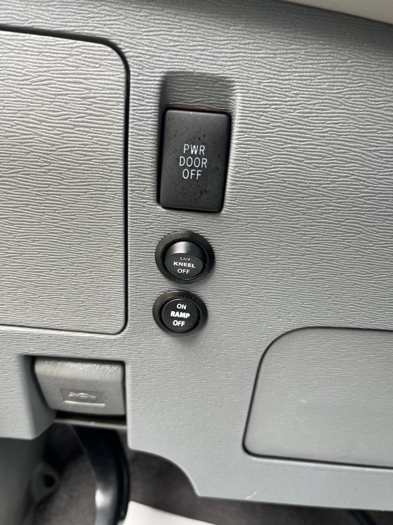 Toyota Sienna FWD 7-Passenger V6 2012