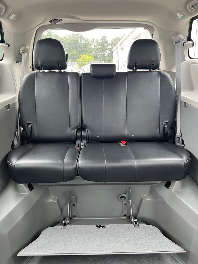 Toyota Sienna FWD 7-Passenger V6 2012
