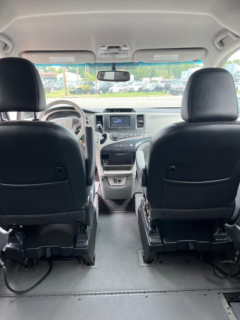 Toyota Sienna FWD 7-Passenger V6 2012