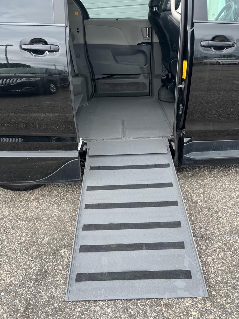 Toyota Sienna FWD 7-Passenger V6 2012