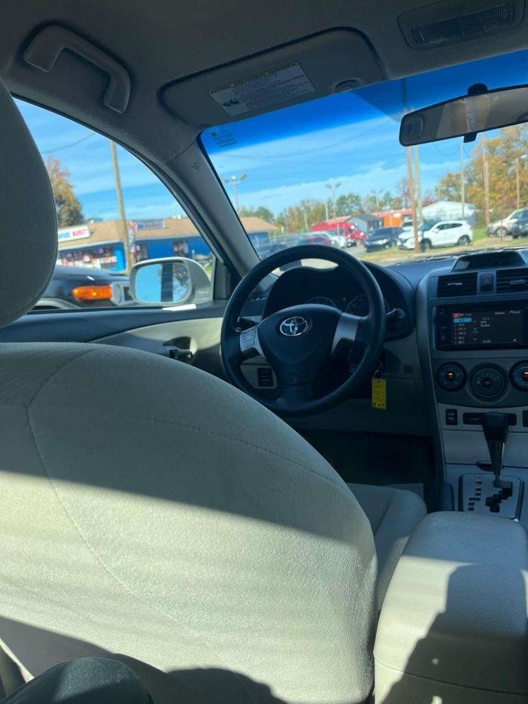 Toyota Corolla LE 4-Speed AT 2013