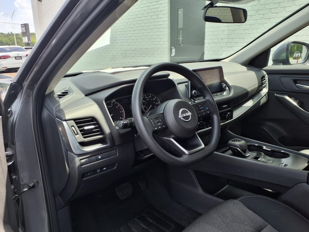 2024 Nissan Rogue SV photo 4