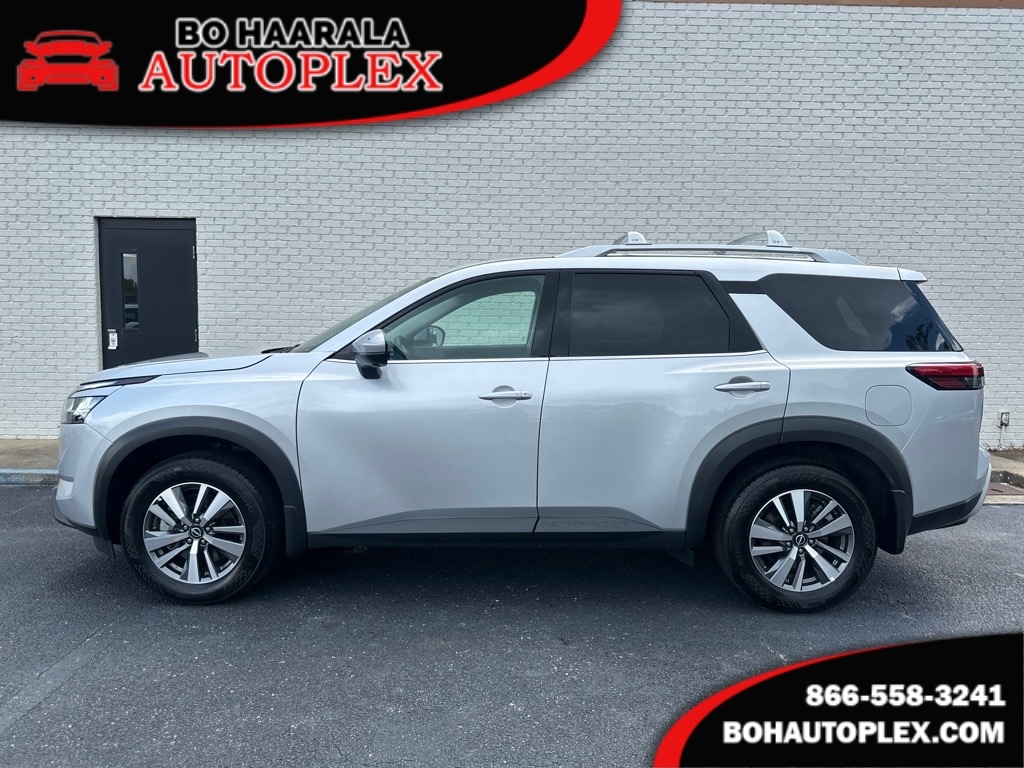 2024 Nissan Pathfinder SL's photo