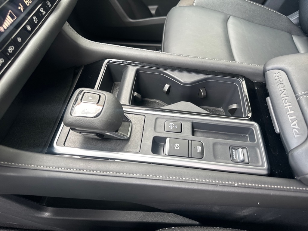 Nissan Pathfinder SL 2024