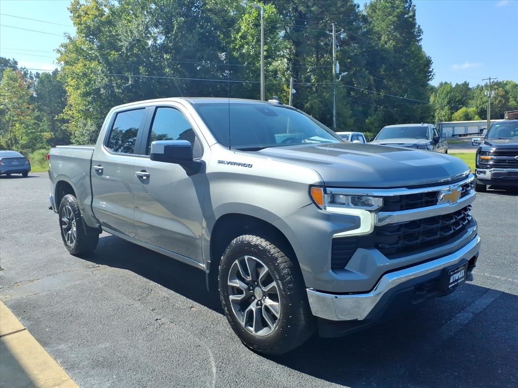 2024 Chevrolet Silverado 1500 LT photo 3