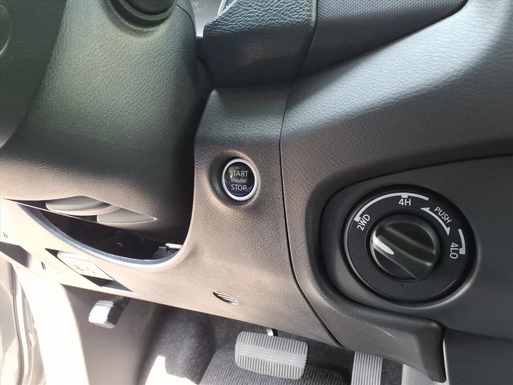 2024 Nissan Frontier SL photo 8