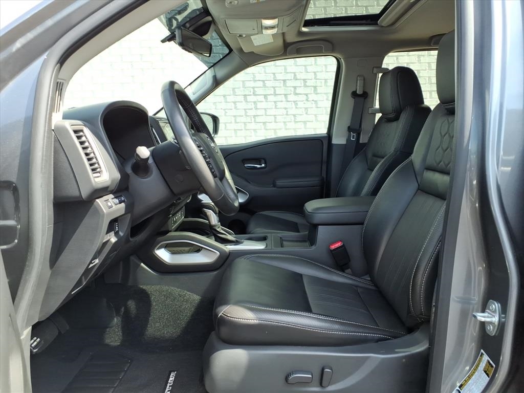 2024 Nissan Frontier SL photo 11