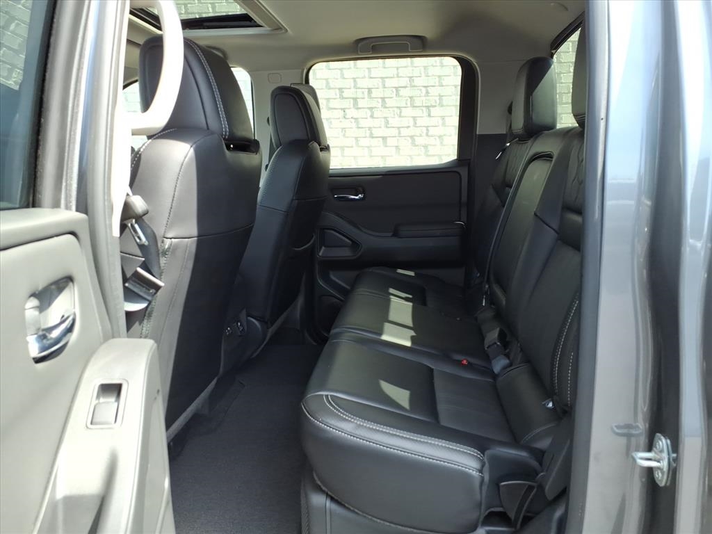 2024 Nissan Frontier SL photo 12