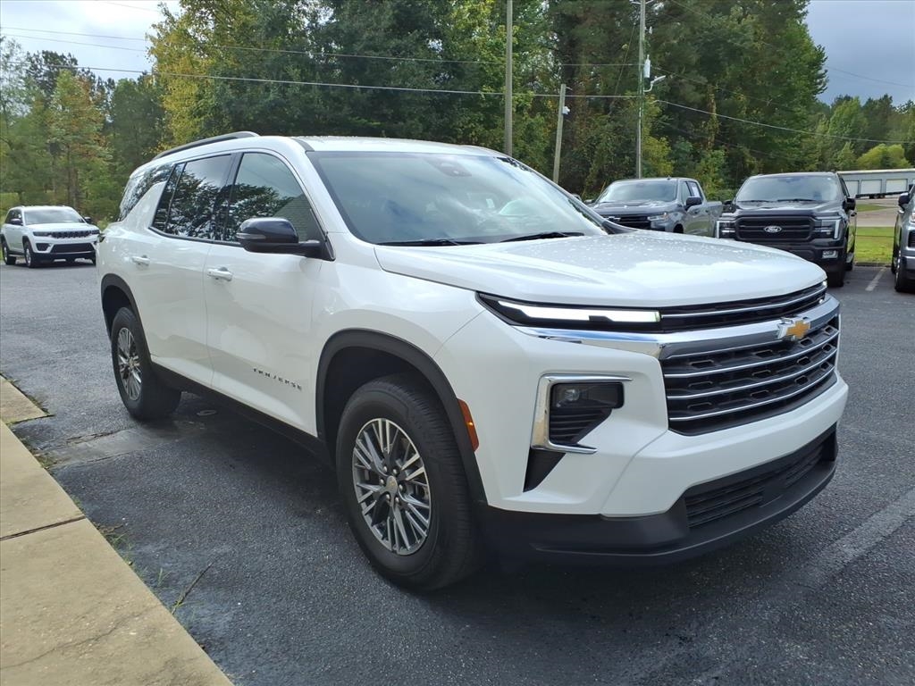 2025 Chevrolet Traverse photo 2