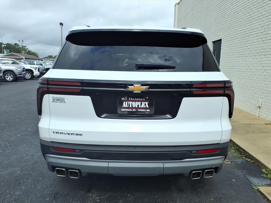2025 Chevrolet Traverse photo 3
