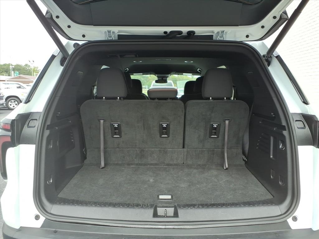 2025 Chevrolet Traverse photo 4