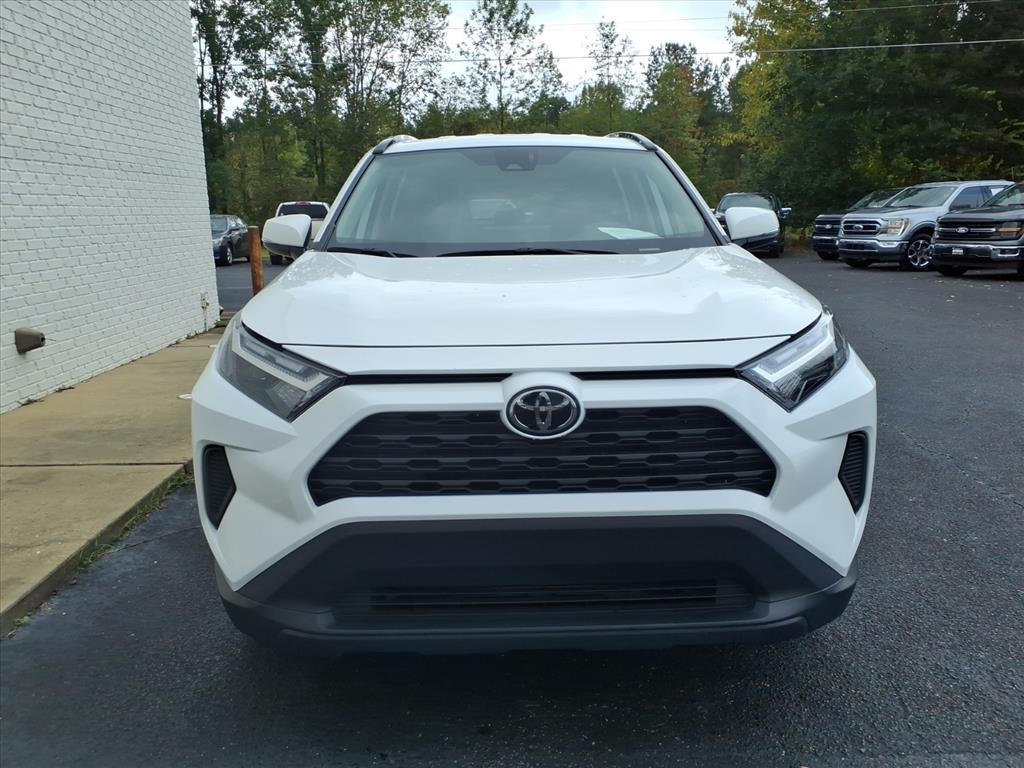 2024 Toyota RAV4 XLE photo 2