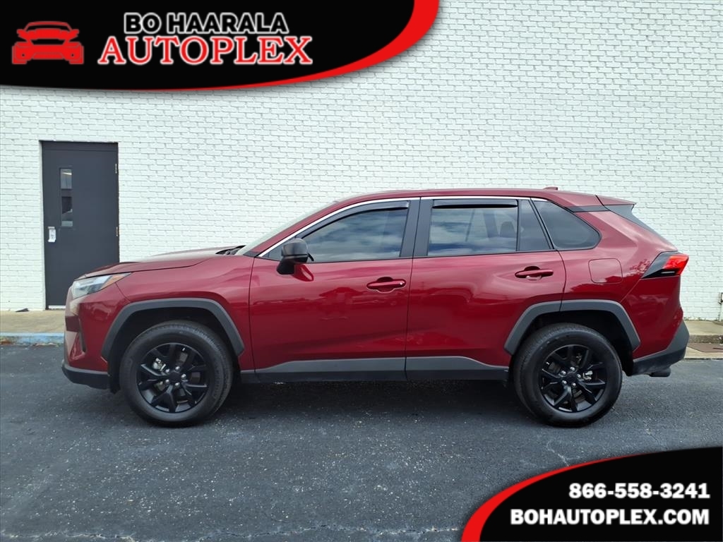 2024 Toyota RAV4 LE's photo