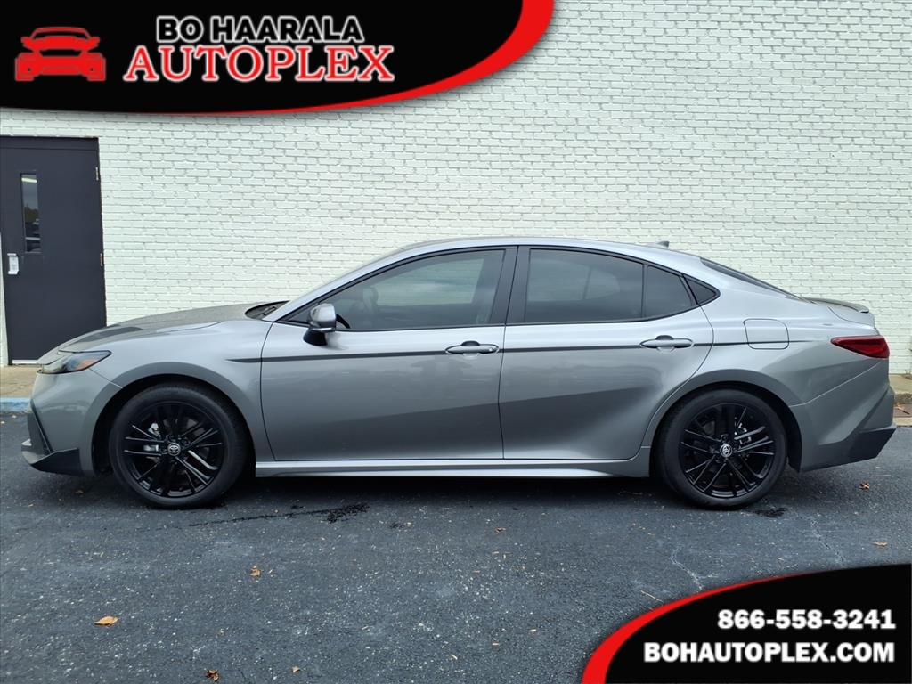 2025 Toyota Camry SE's photo