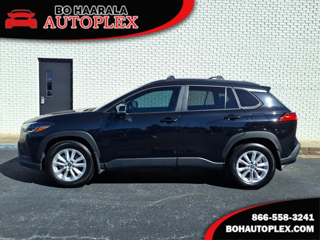 2024 Toyota Corolla Cross LE's photo