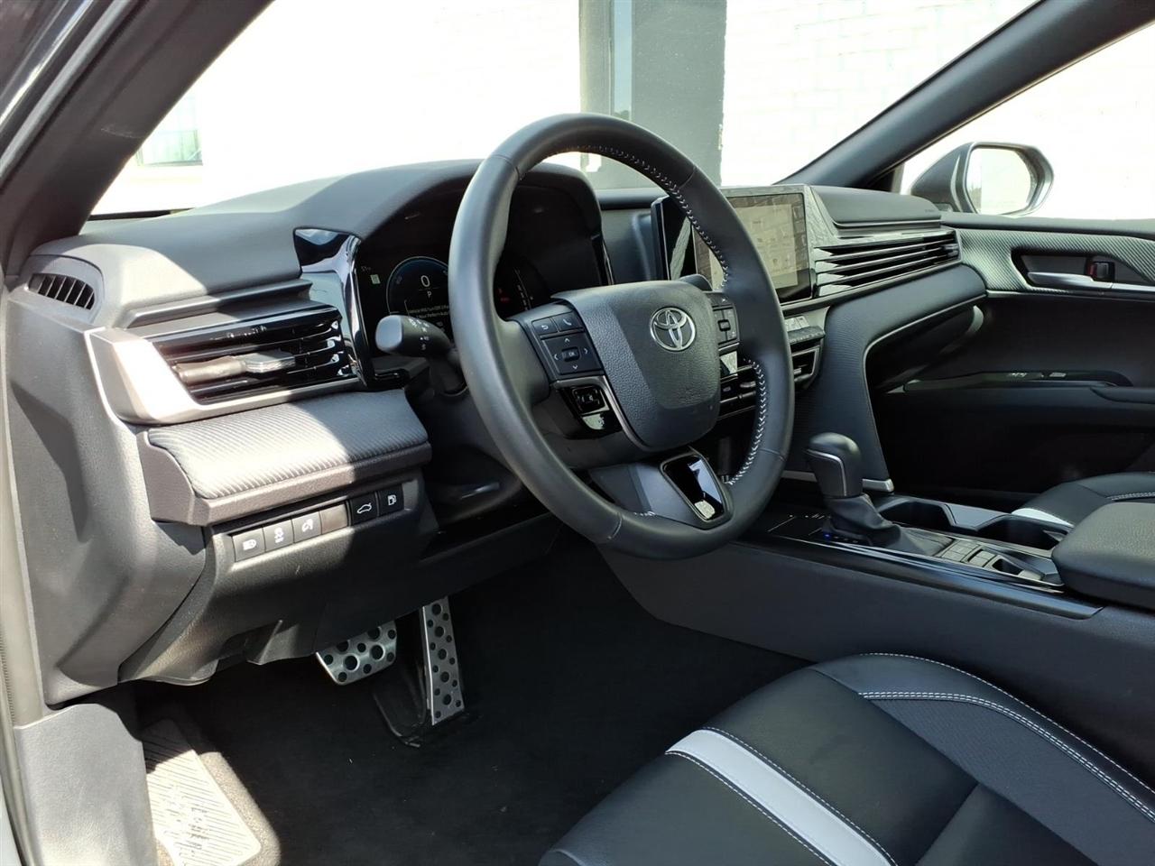 Toyota Camry Hybrid SE 2025