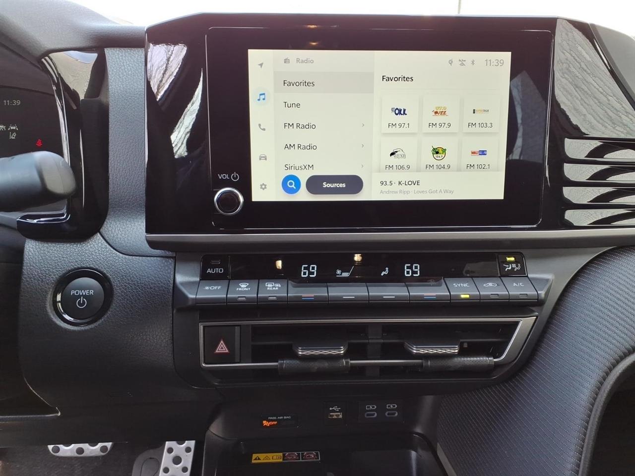 Toyota Camry Hybrid SE 2025