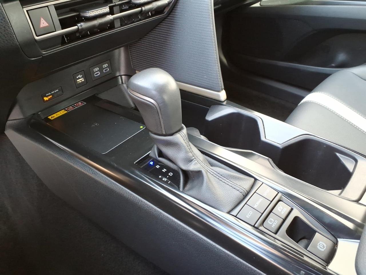 Toyota Camry Hybrid SE 2025