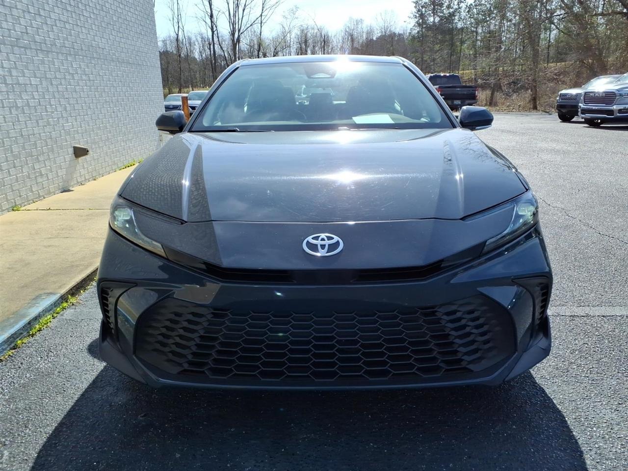 Toyota Camry Hybrid SE 2025