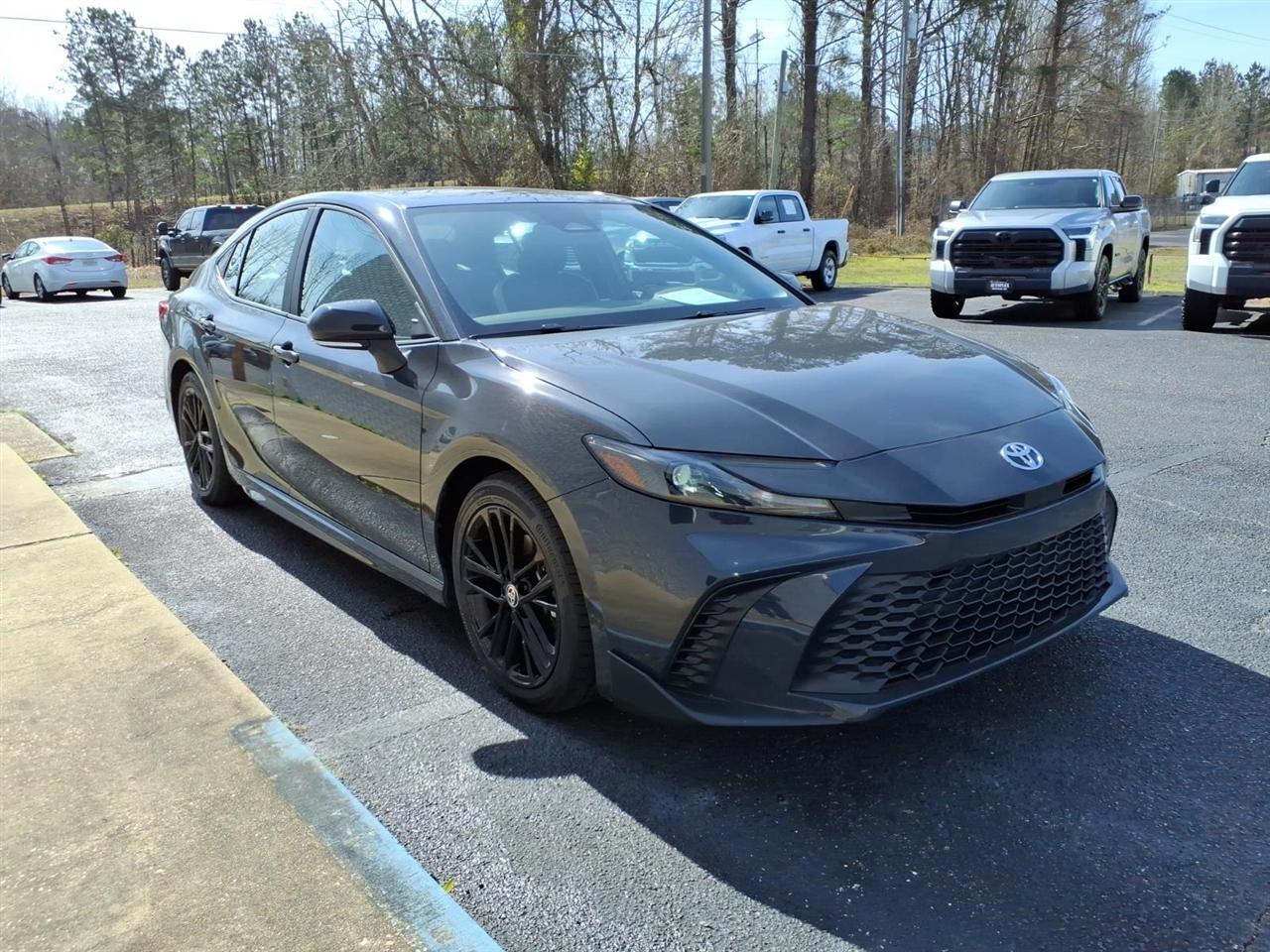 Toyota Camry Hybrid SE 2025