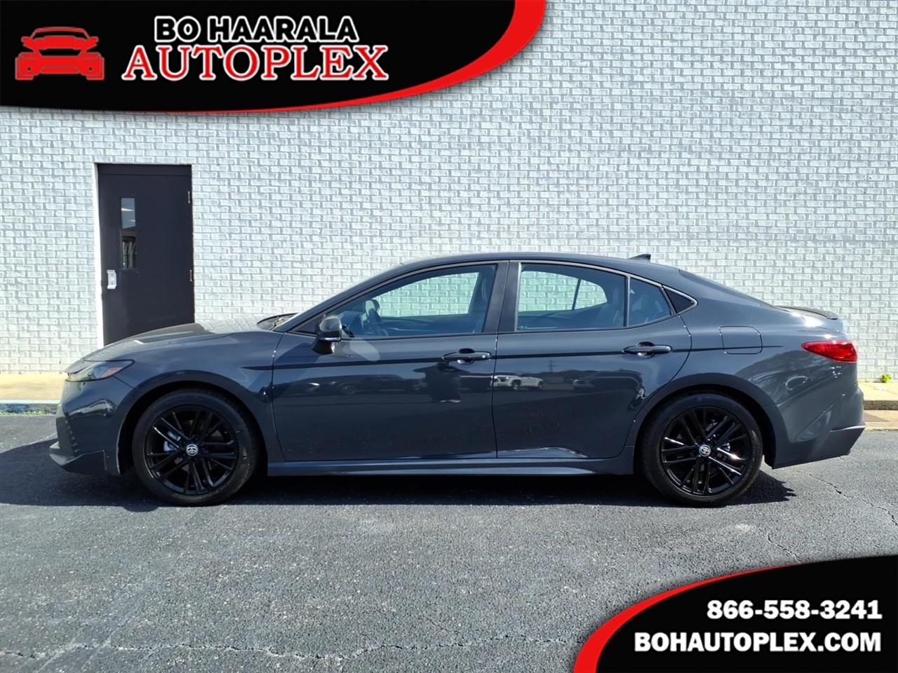 Toyota Camry Hybrid SE 2025